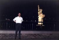 vor der 'Freiheitsstatue' in Tokio (1998)