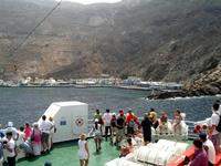 eine Bucht von Santorini, ein explodierter Vulkan im Meer