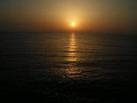 endlos langer Sonnenuntergang auf dem offenen Meer