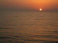 endlos langer Sonnenuntergang auf dem offenen Meer