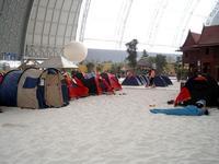 in 'Peace Camp' wird im Zelt bernachtet, oder auch davor *schwitz*